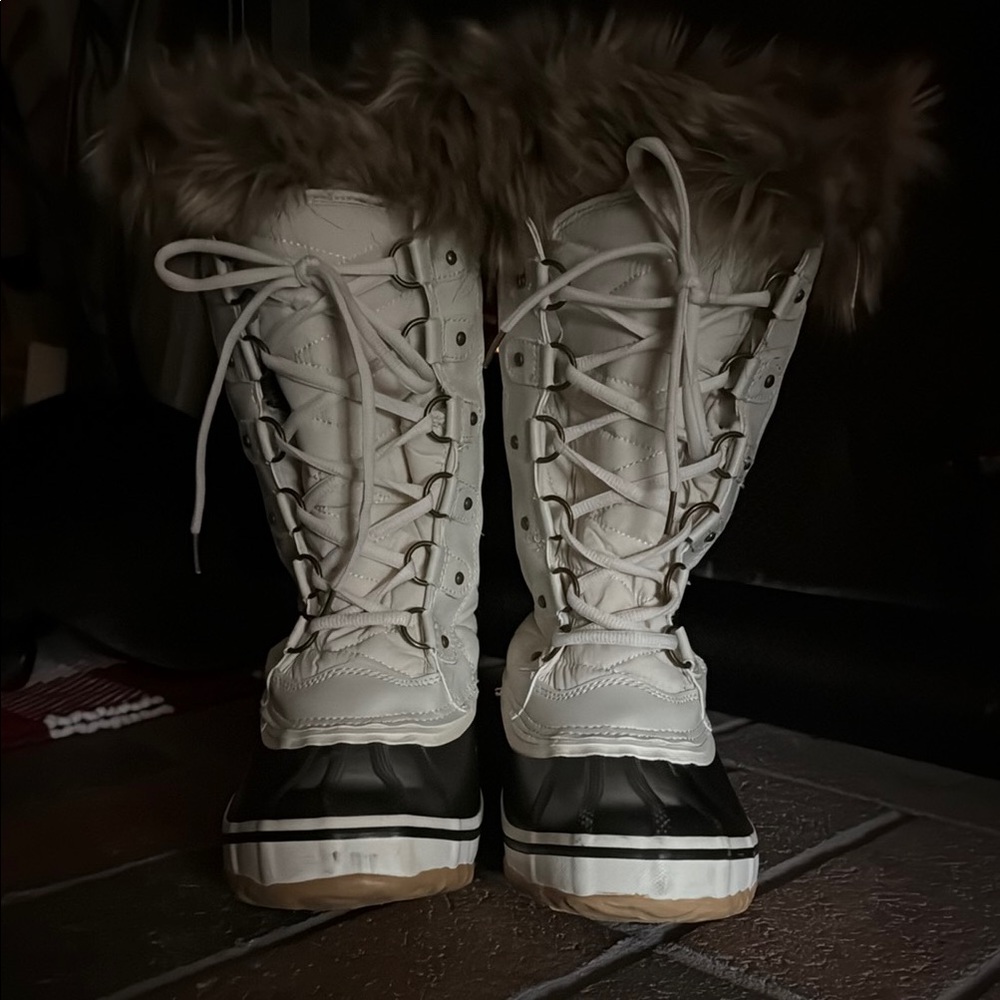 Portland Womens Winter Boots Faux Fur Trim Thinsulate lined Size 8.5 White/Black
